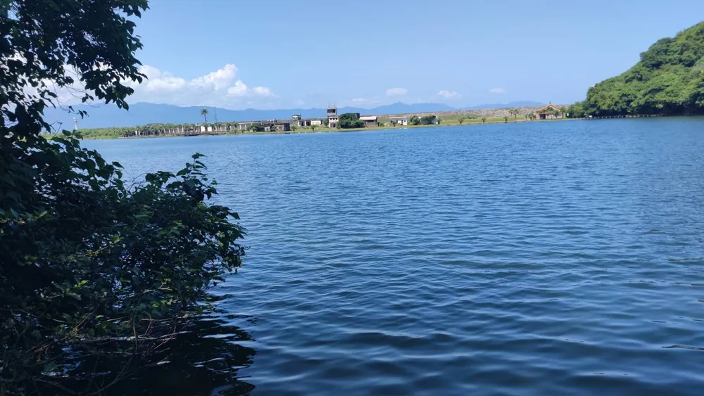 從龜尾湖另一側望向舊聚落方向